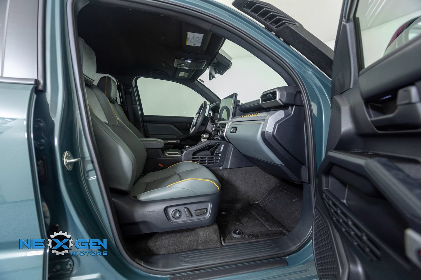 Used 2025 Toyota 4Runner Trailhunter AWD/4WD image 37