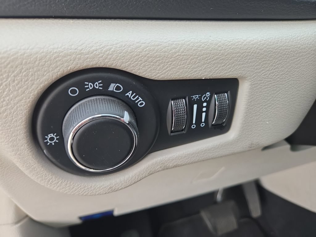 Used 2023 Chrysler Voyager LX FWD image 17