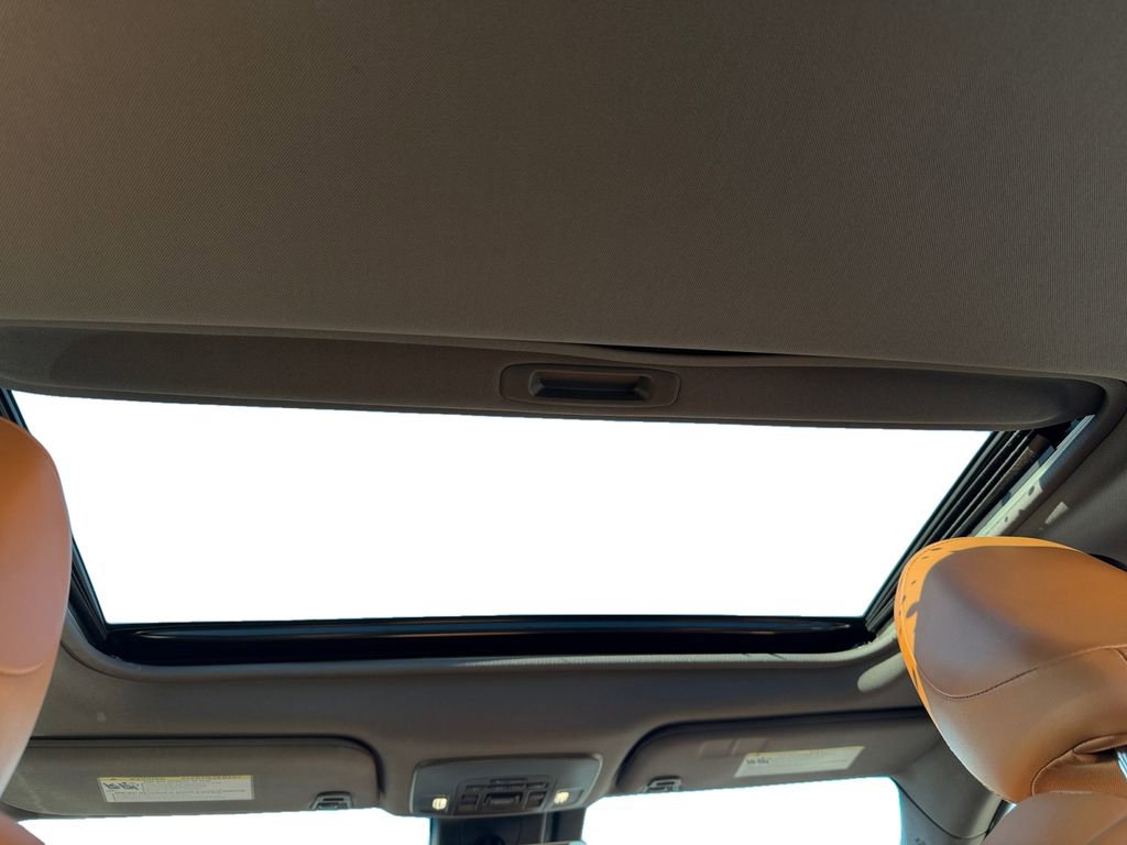 Used 2020 Toyota Avalon Limited image 23