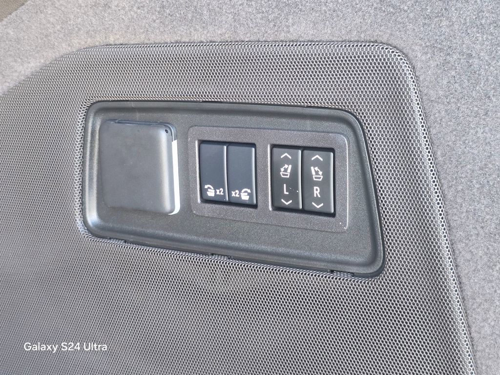 Used 2024 Cadillac Escalade Premium Luxury AWD/4WD image 36