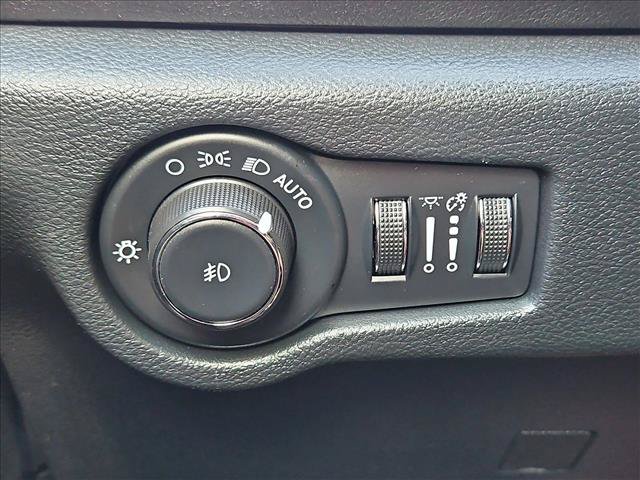 Used 2025 Chrysler Pacifica Select FWD image 15
