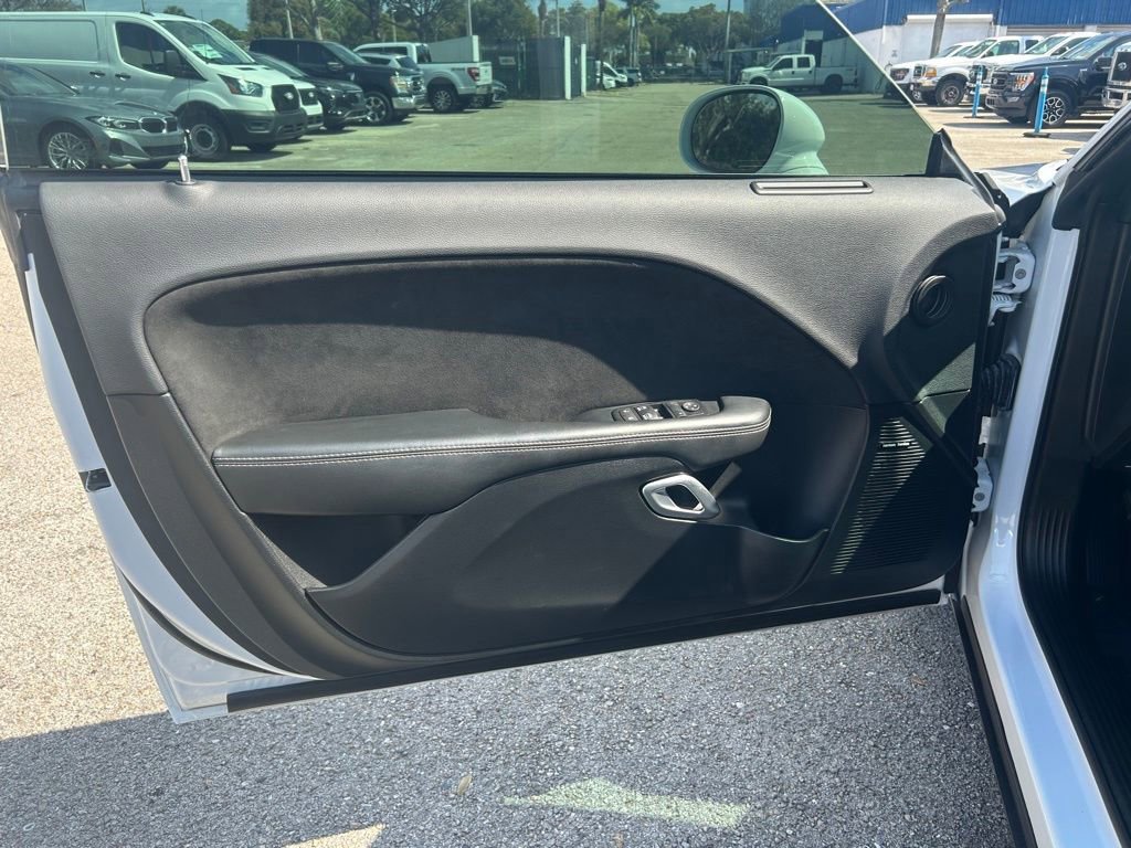 Used 2015 Dodge Challenger SRT image 34