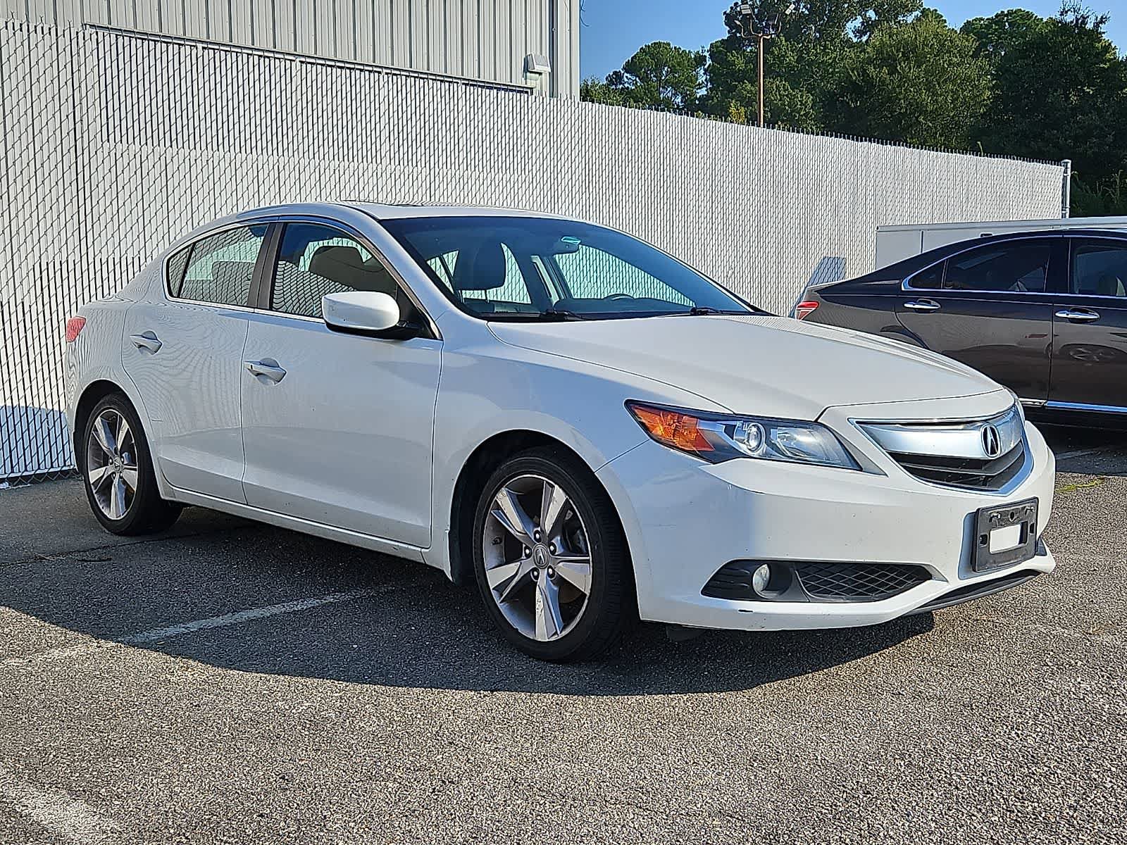 Used 2013 Acura ILX w/ Technology Package FWD image 2