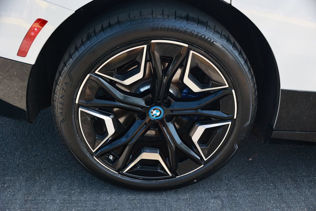 Used 2025 BMW iX xDrive50 AWD/4WD image 9