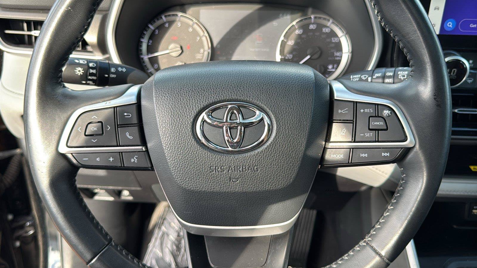 Used 2023 Toyota Highlander XLE FWD image 12