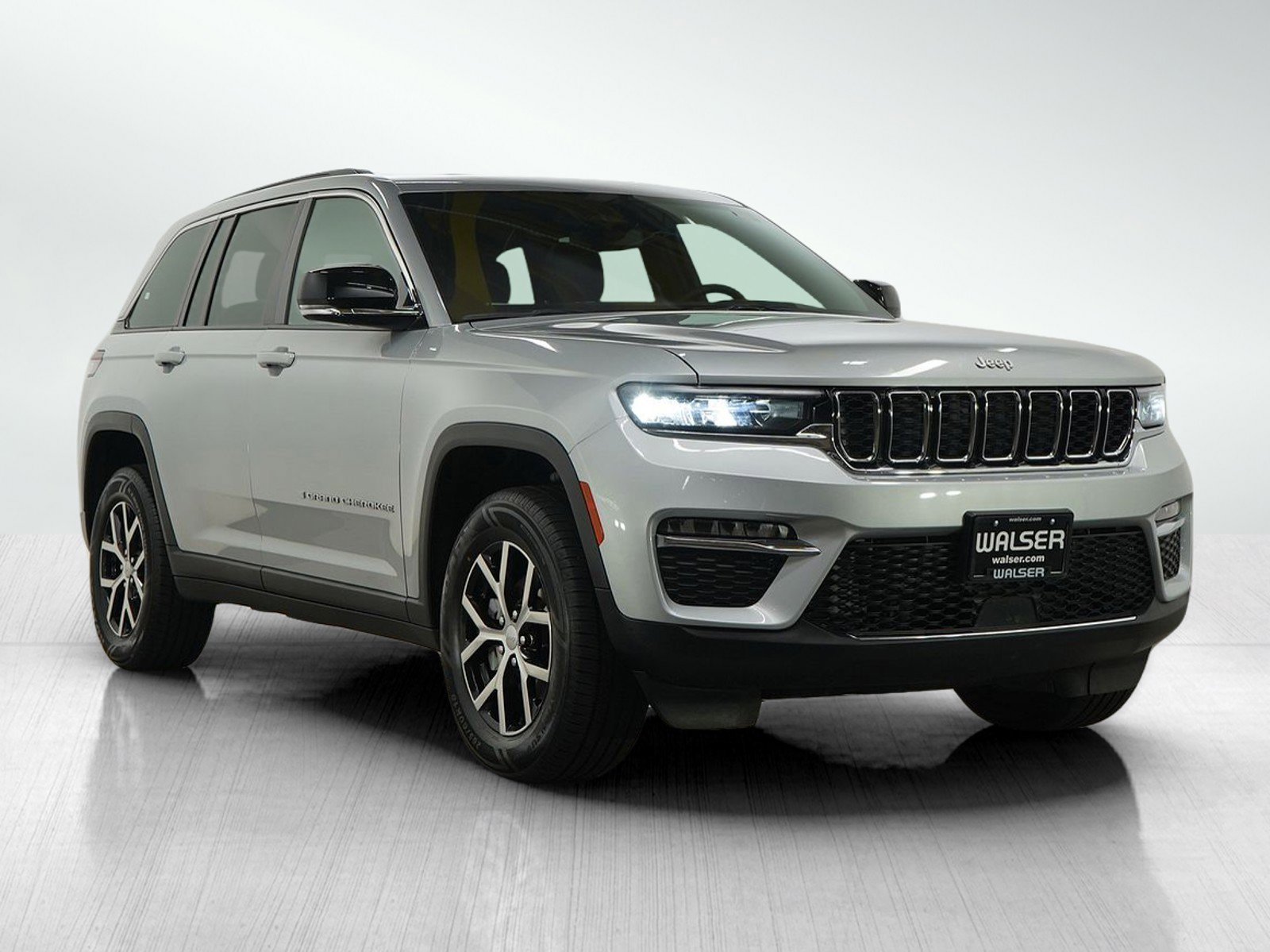 Used 2024 Jeep Grand Cherokee Limited image 7