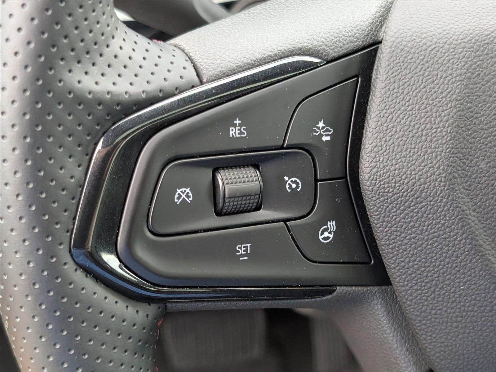 Used 2025 Chevrolet Trax RS w/ Sunroof Package FWD image 21