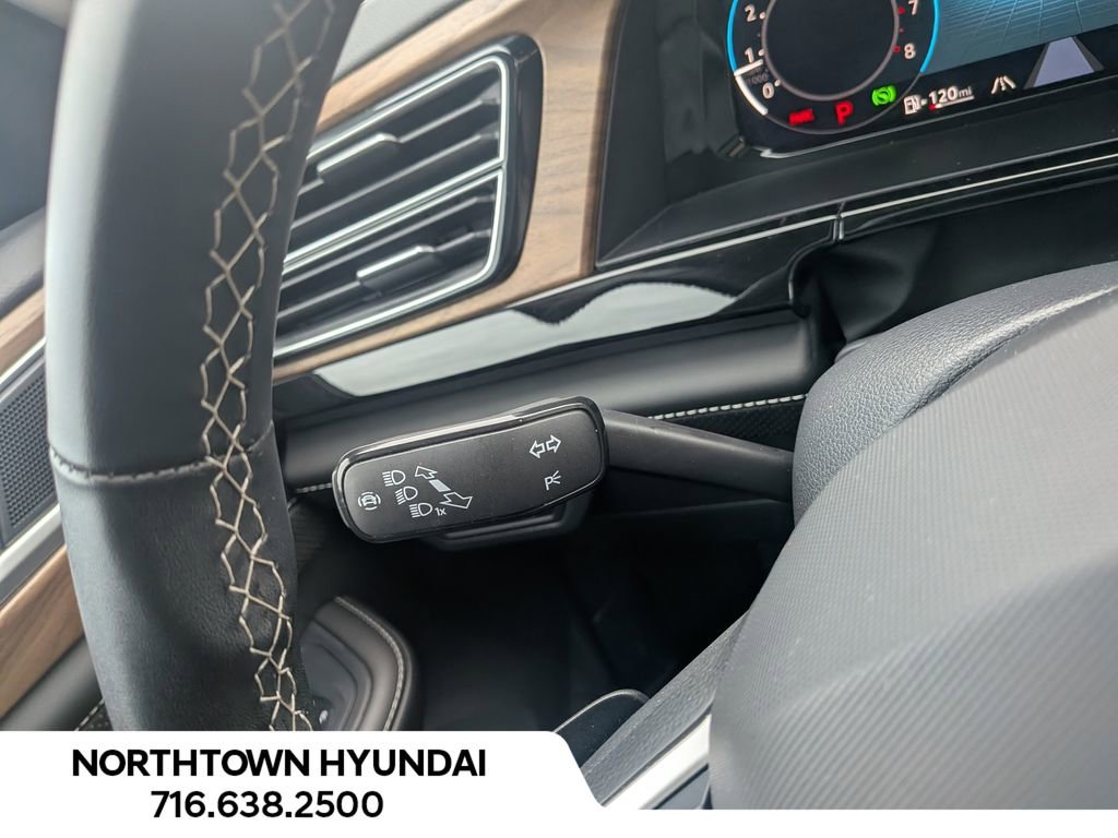 Used 2025 Volkswagen Atlas SE image 25