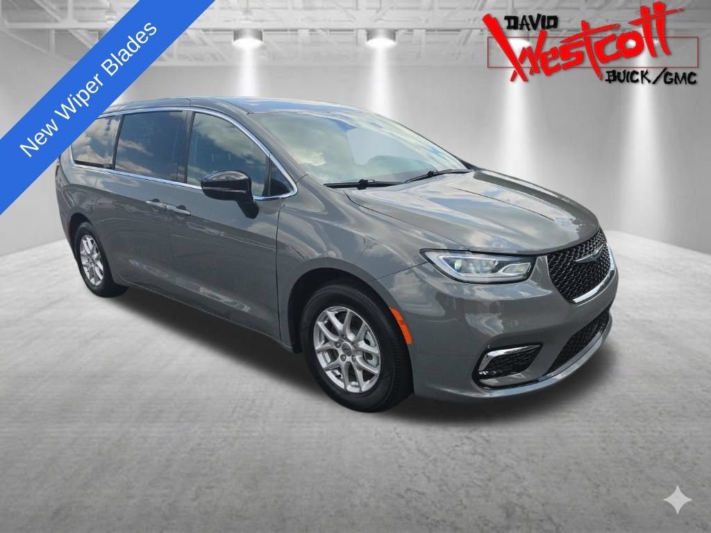 Used 2025 Chrysler Pacifica Select FWD image 1