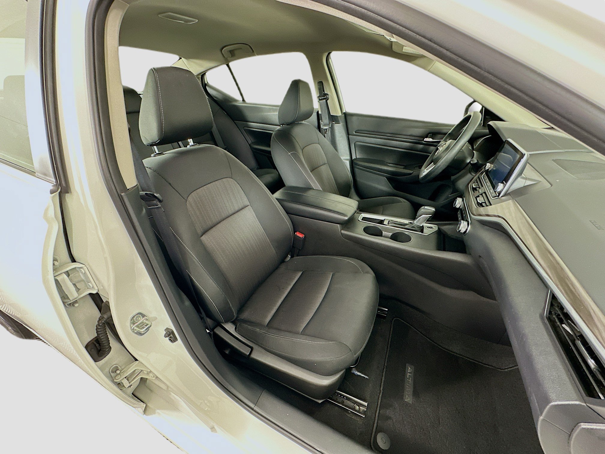 Used 2025 Nissan Altima 2.5 SV FWD image 28