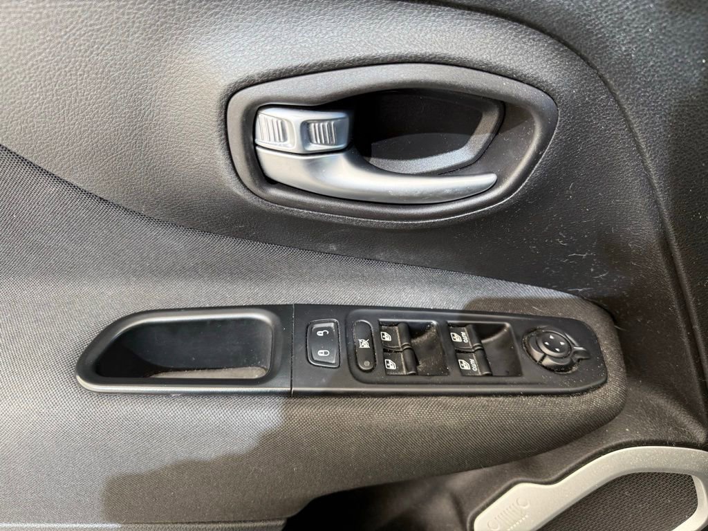 Used 2018 Jeep Renegade Latitude w/ Popular Equipment Group image 14