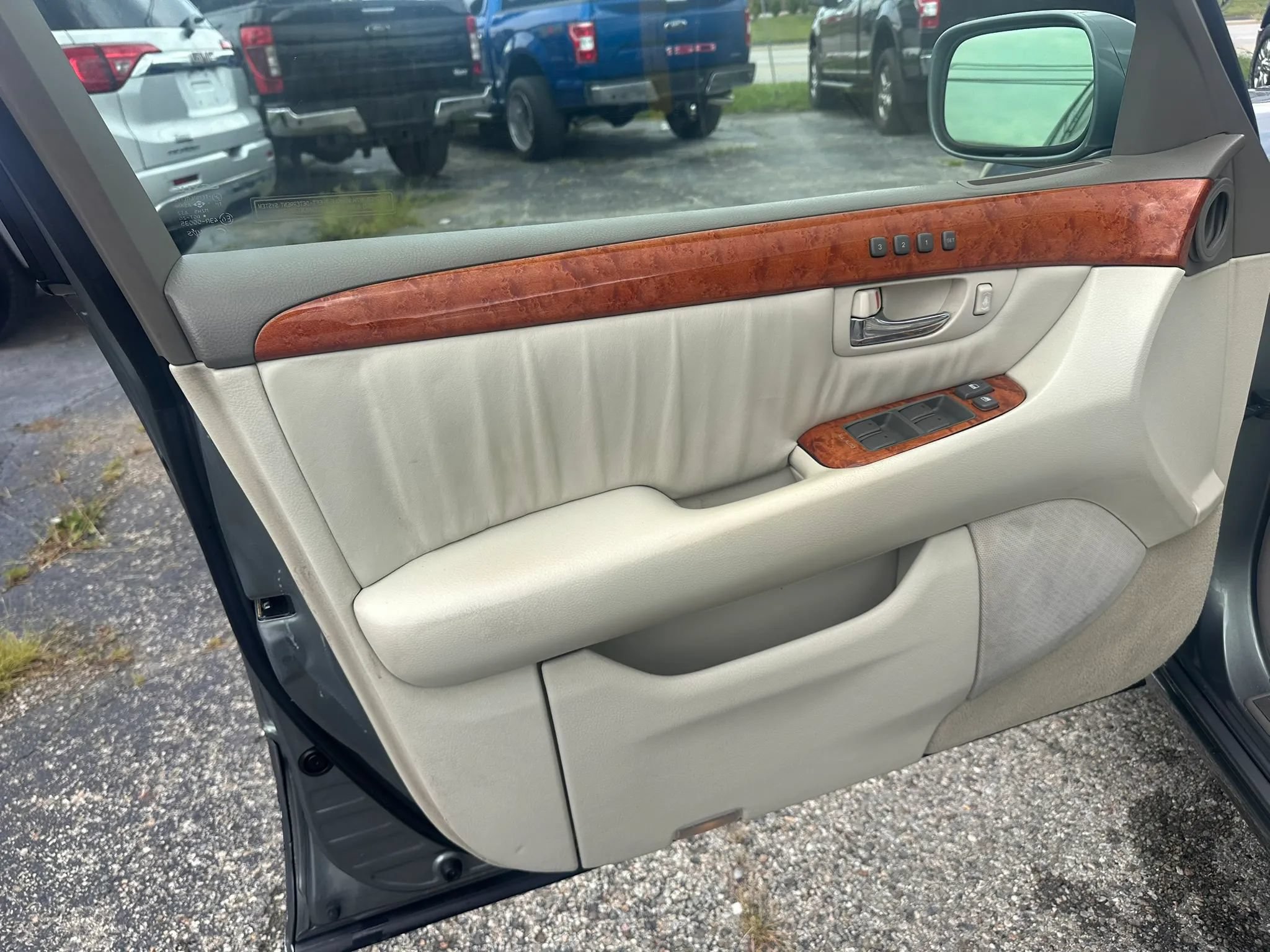 Used 2001 Lexus LS 430 RWD image 12