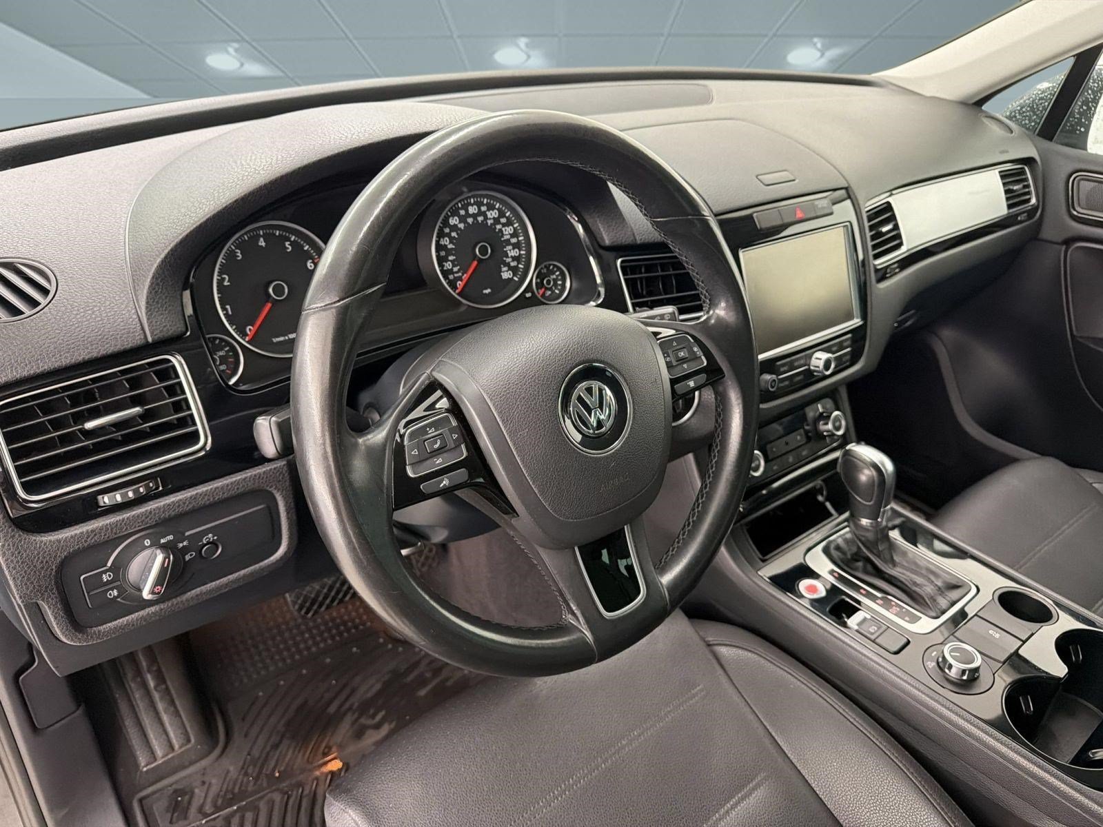 Used 2014 Volkswagen Touareg Sport AWD/4WD image 4