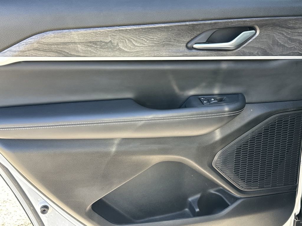 Used 2023 Jeep Grand Cherokee L Limited w/ Black Appearance Package image 23