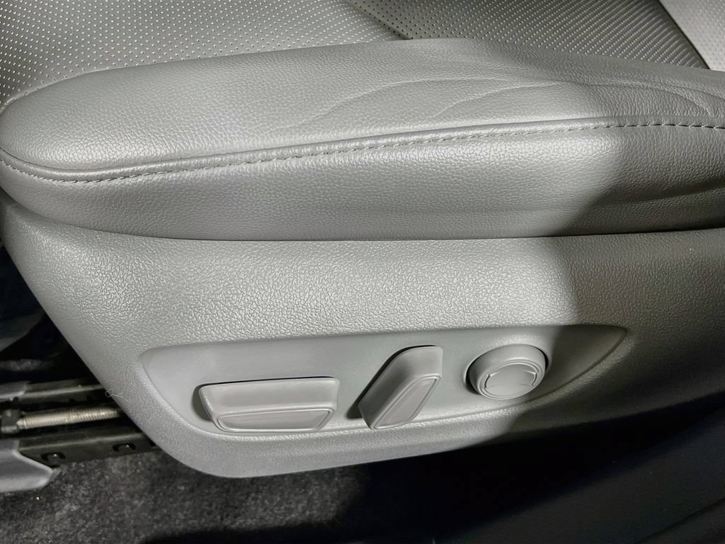 Certified 2023 Toyota Highlander Limited AWD/4WD image 17