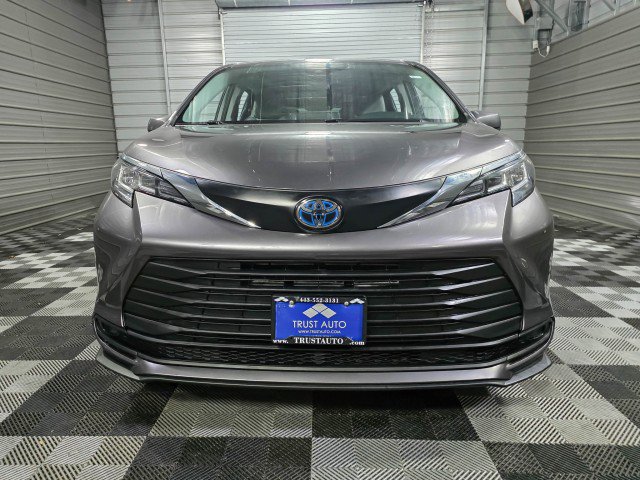 Used 2023 Toyota Sienna LE image 3