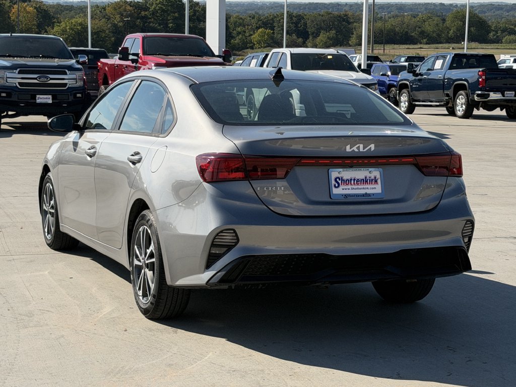 Used 2022 Kia Forte LXS FWD image 4