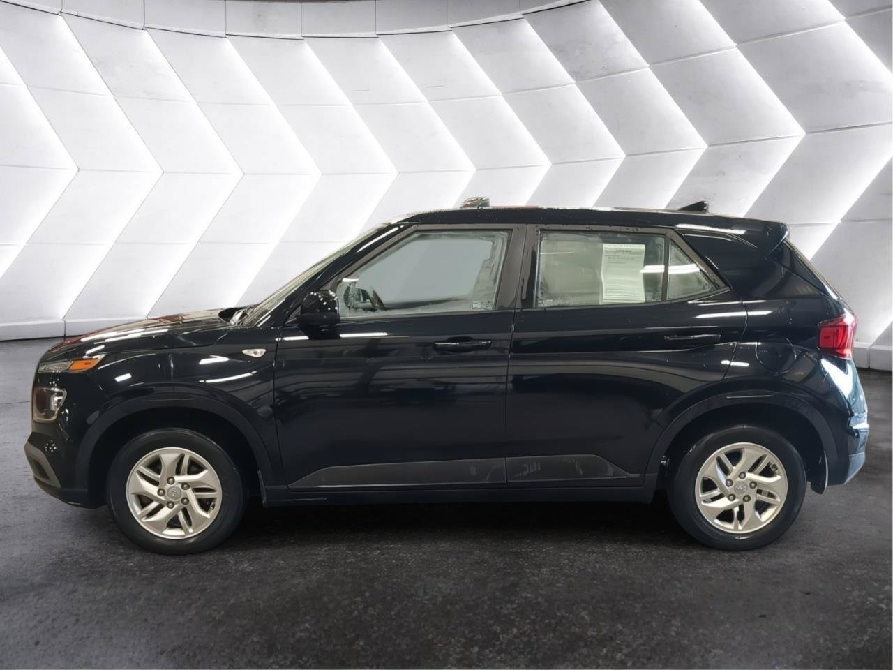 Used 2021 Hyundai Venue SE FWD image 8