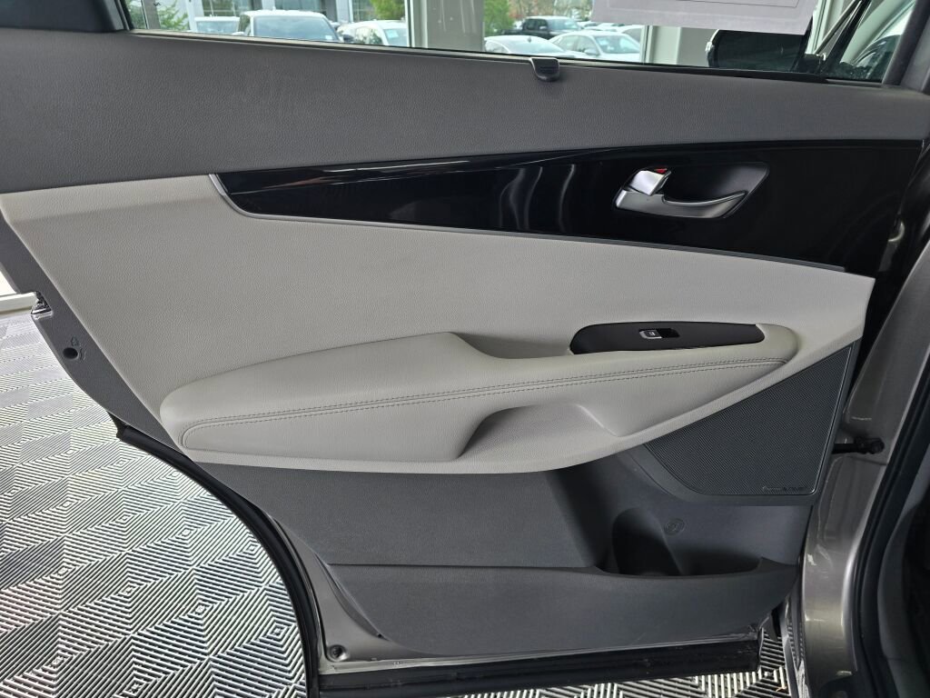 Used 2019 Kia Sorento SX image 39
