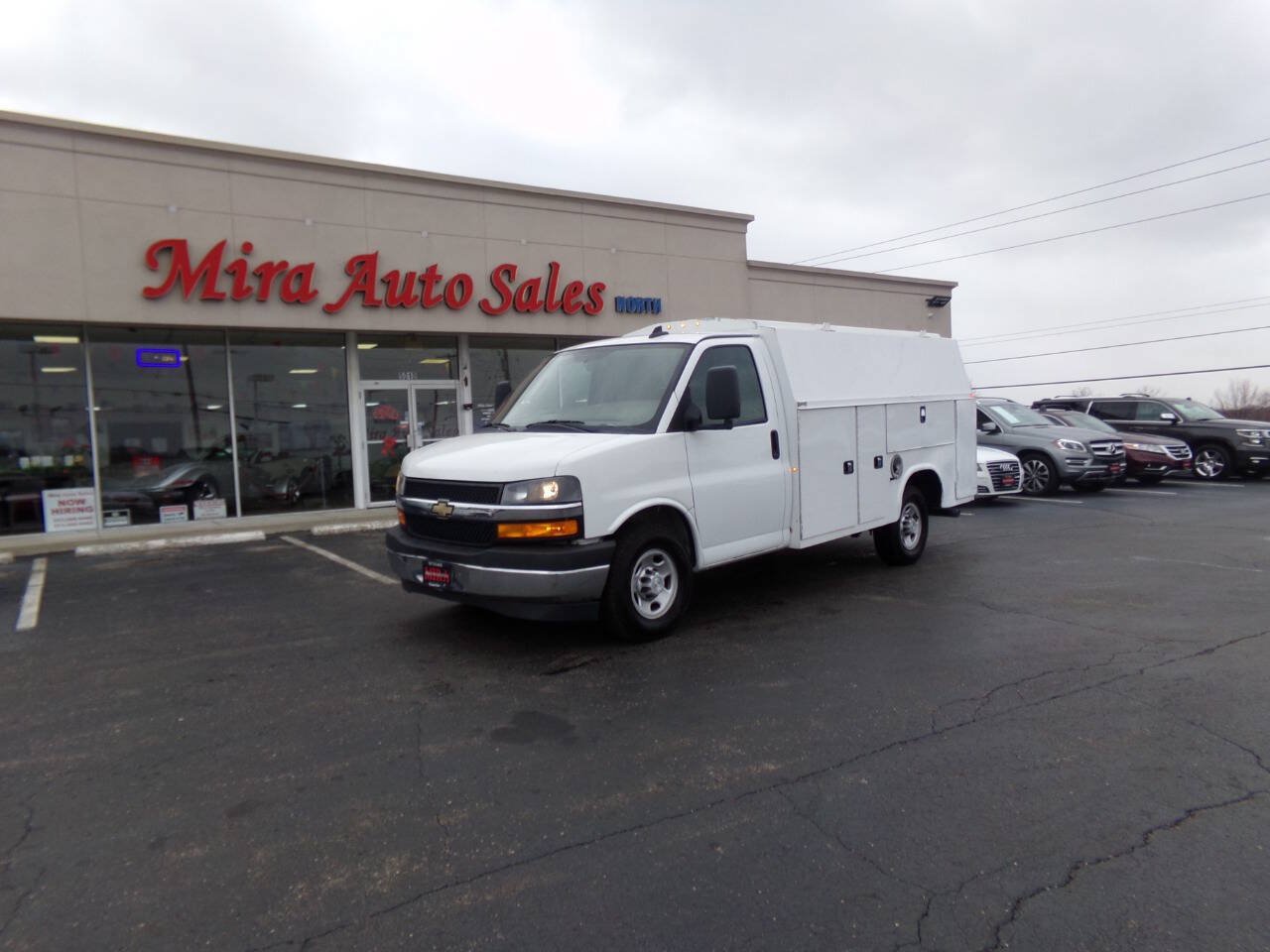 Used 2019 Chevrolet Express 3500 w/ Power Convenience Package RWD image 2