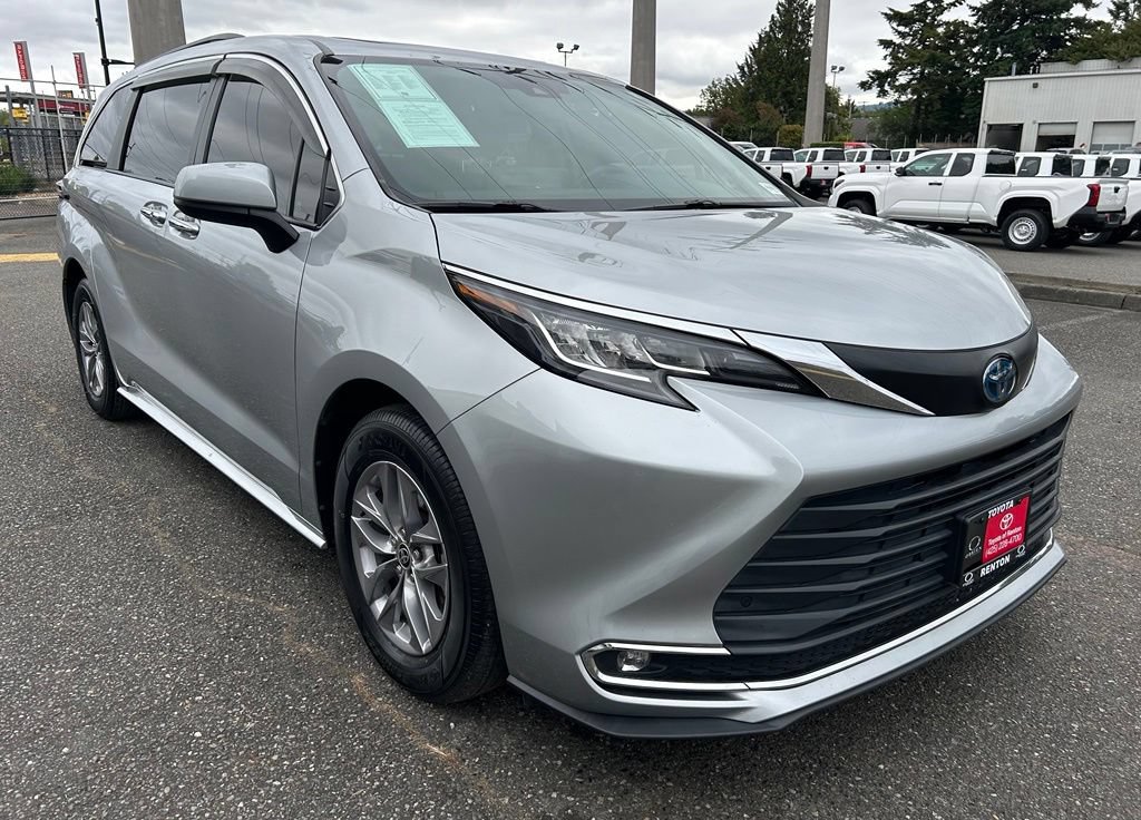 Certified 2022 Toyota Sienna XLE w/ XLE Plus Package FWD image 3