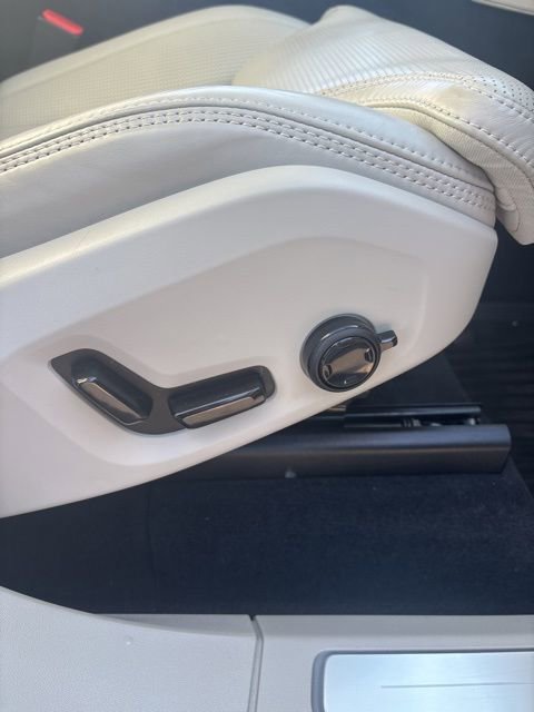 Used 2023 Volvo XC90 T8 Ultimate w/ Lounge Package image 31