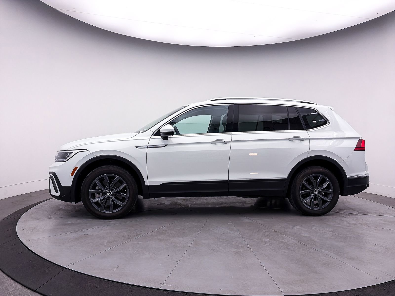 Used 2022 Volkswagen Tiguan SE image 38