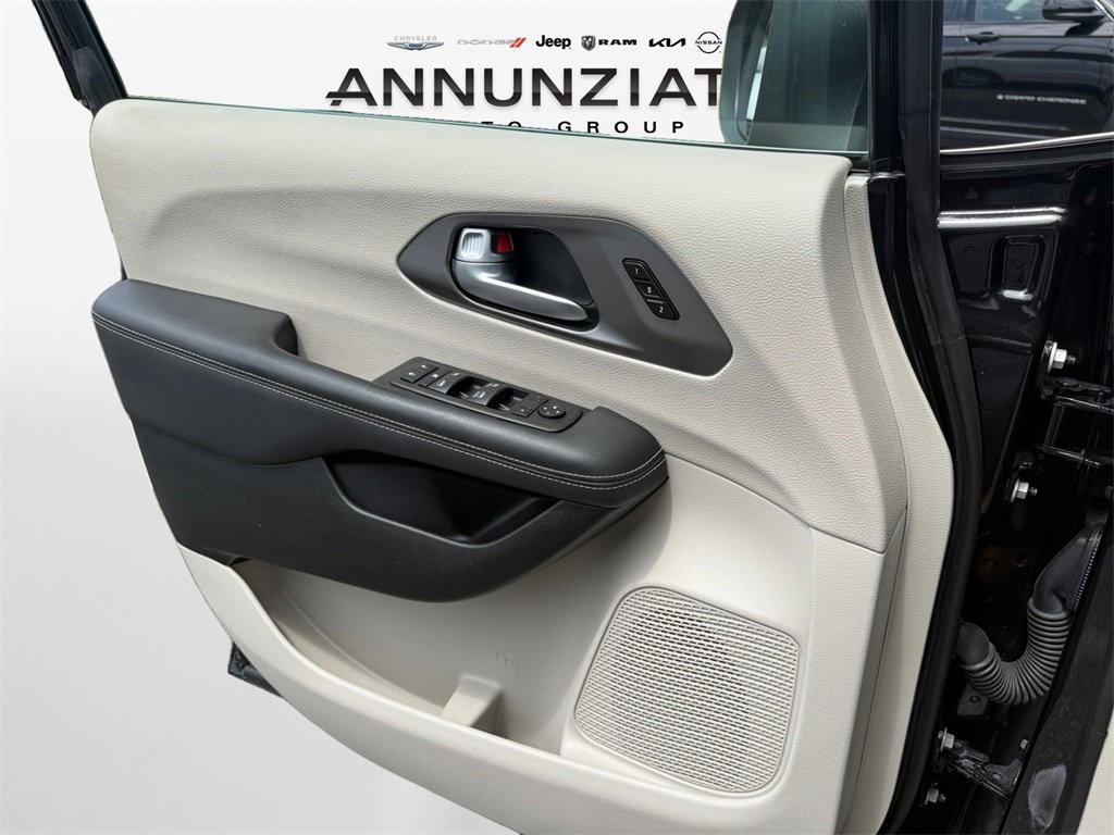 Certified 2023 Chrysler Pacifica Touring-L image 27