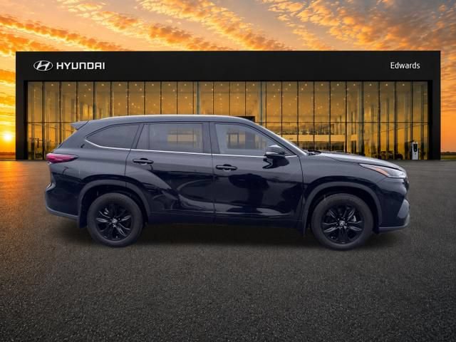 Used 2021 Toyota Highlander XLE AWD/4WD image 5