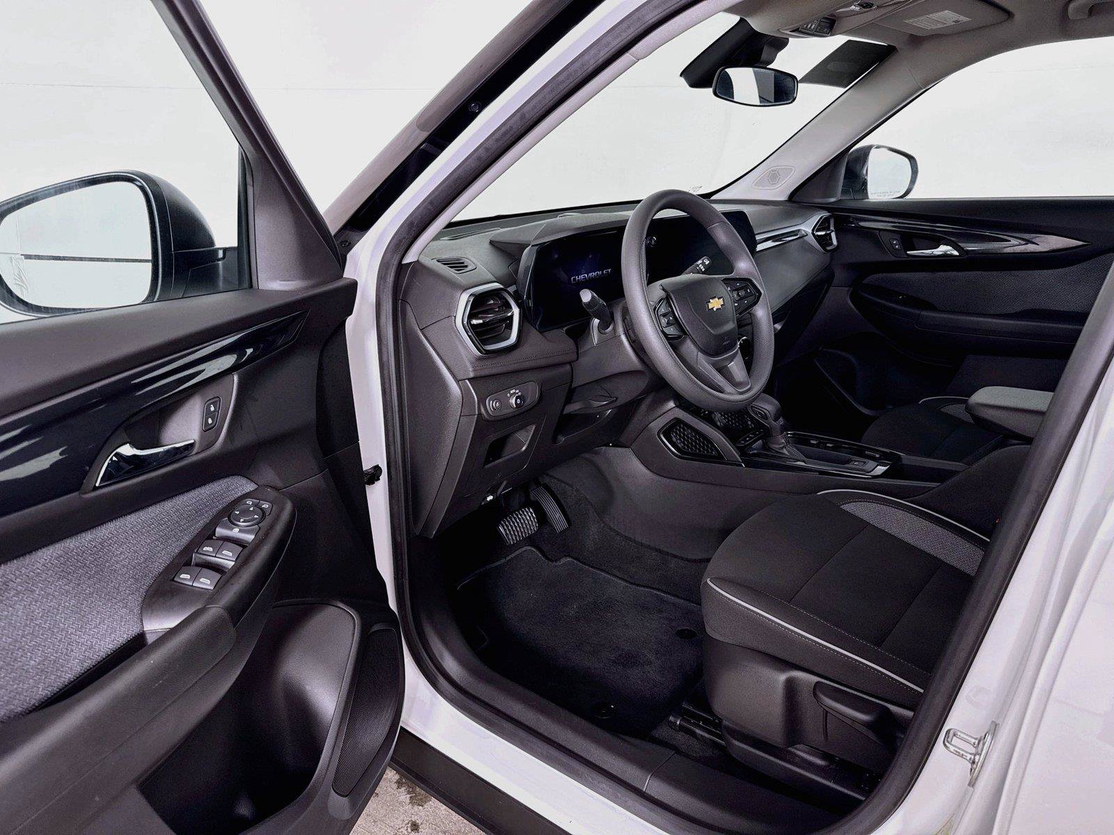 Used 2024 Chevrolet TrailBlazer LS FWD image 3