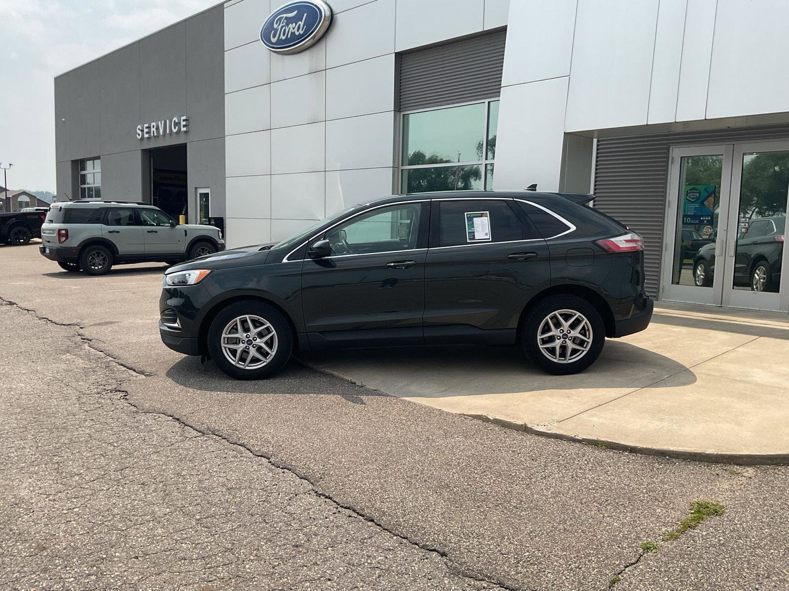 Used 2022 Ford Edge SEL image 2