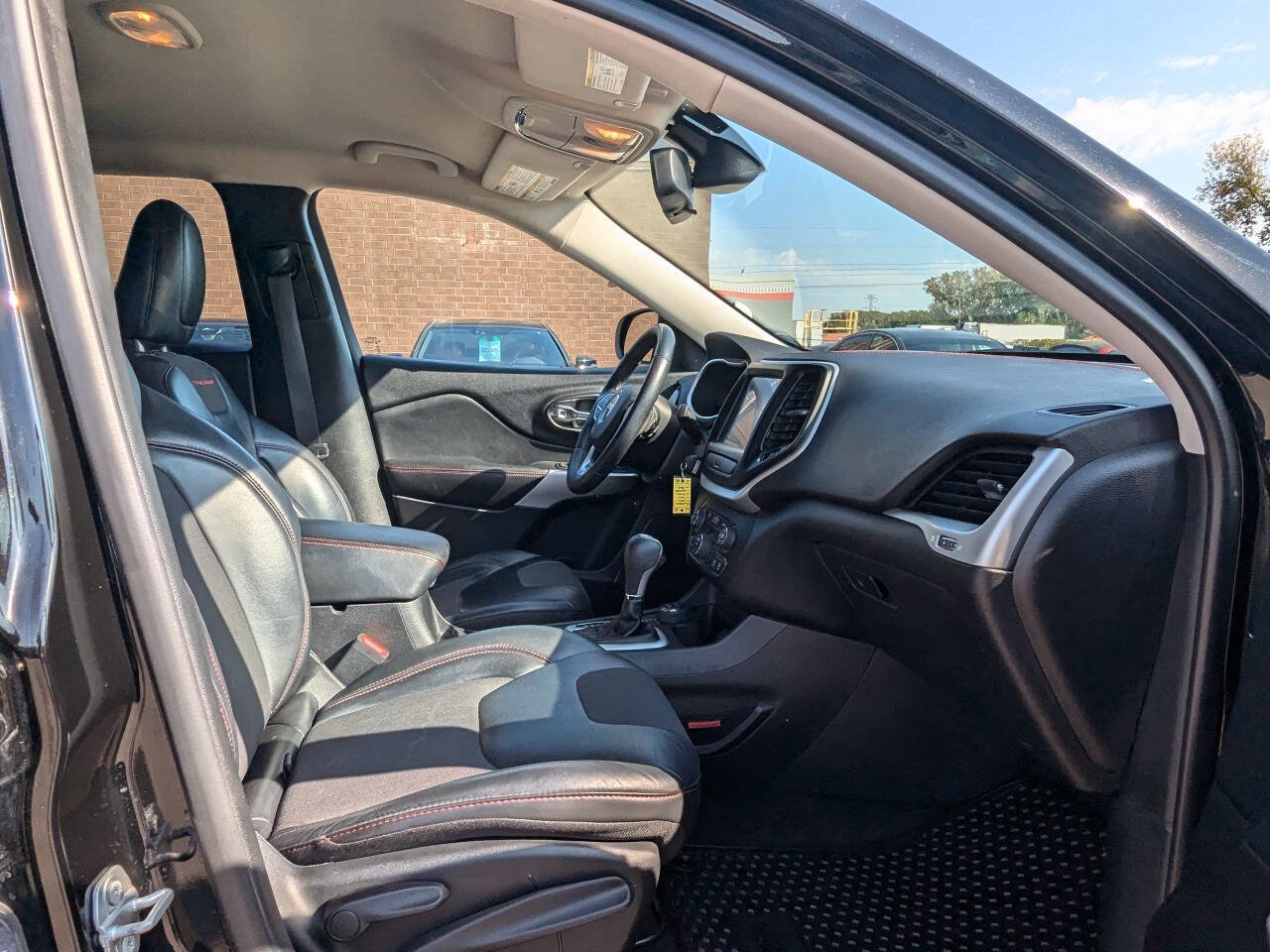 Used 2017 Jeep Cherokee Trailhawk w/ Cold Weather Group image 17