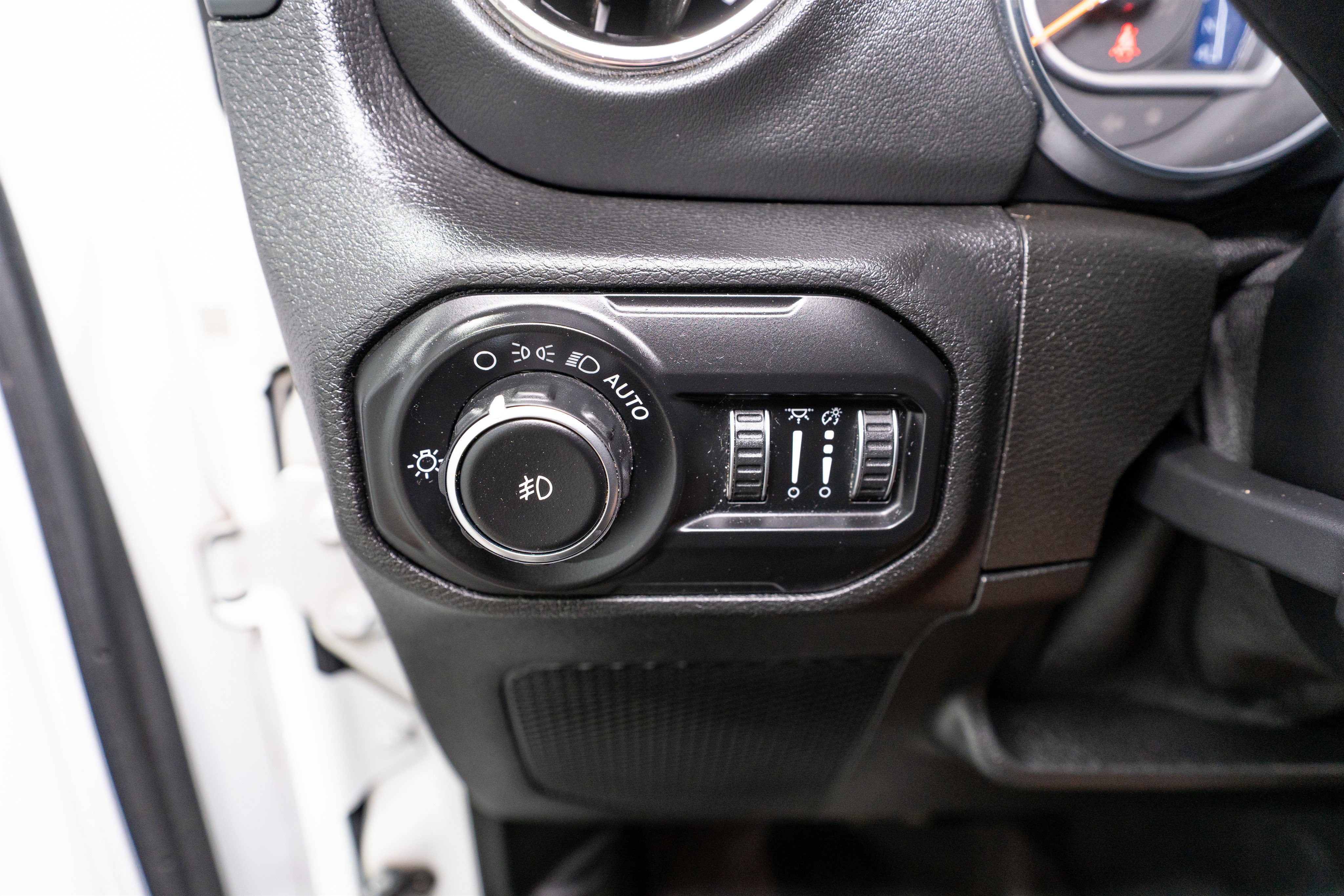 Used 2020 Jeep Wrangler Unlimited Sahara AWD/4WD image 32