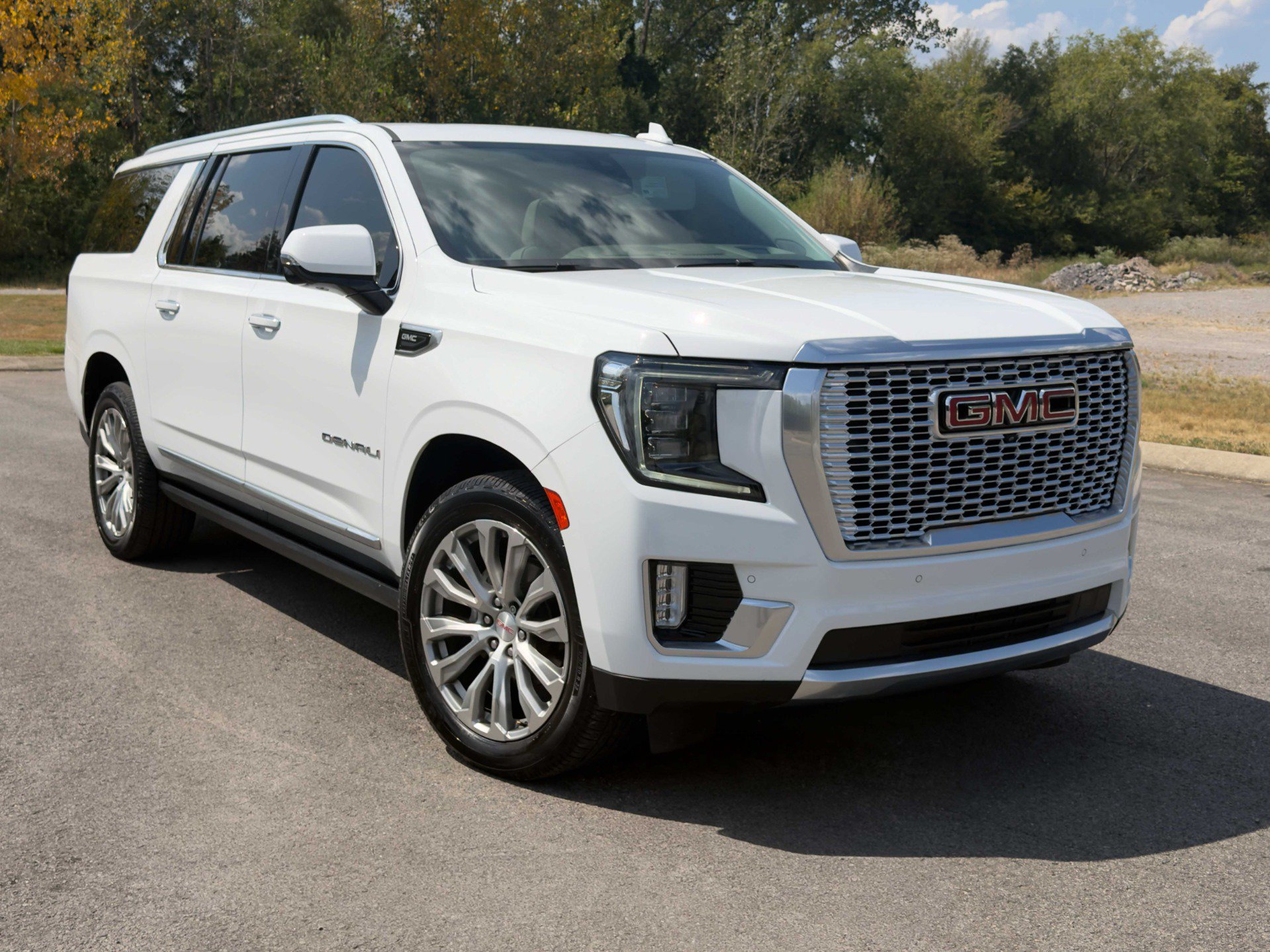 Used 2022 GMC Yukon XL Denali AWD/4WD image 1
