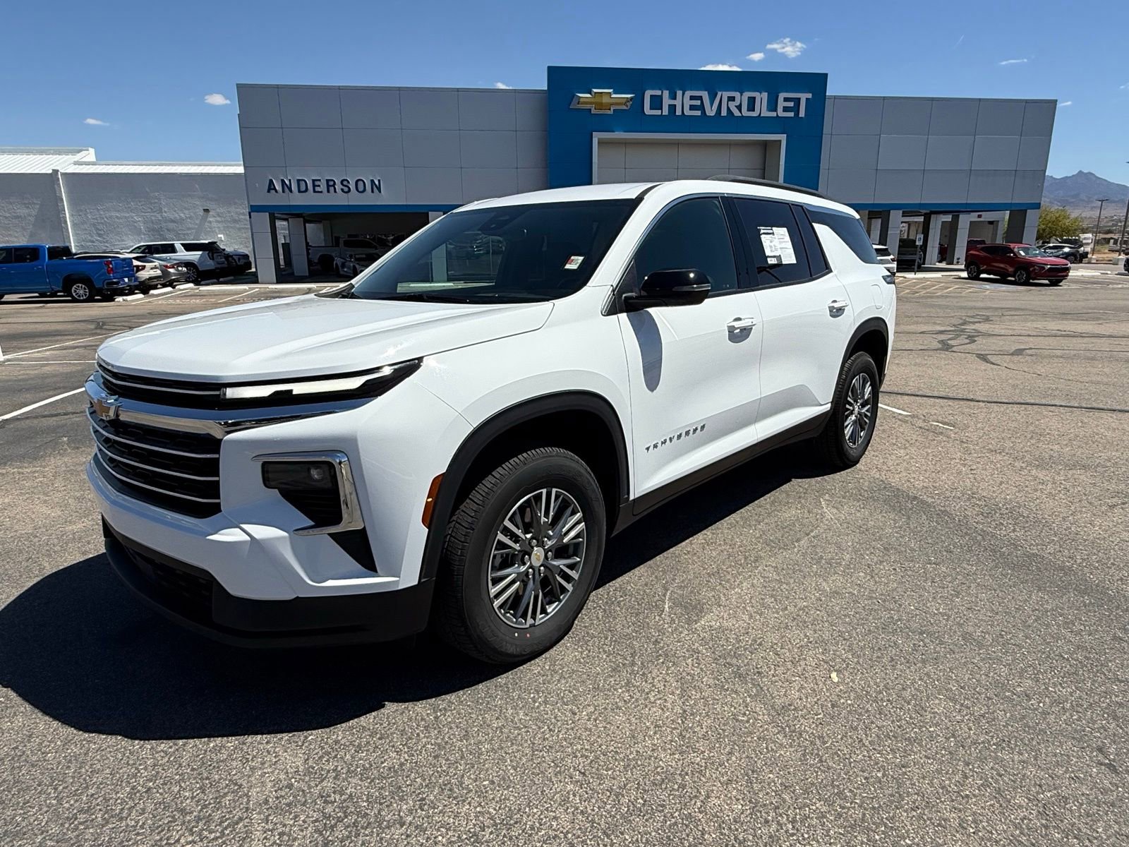 Used 2025 Chevrolet Traverse LT FWD image 1