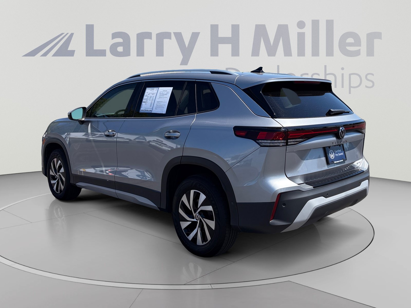 Used 2025 Volkswagen Tiguan S AWD/4WD image 3