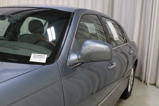 Used 2003 Lincoln Town Car Signature image 30