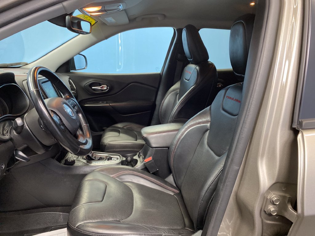 Used 2020 Jeep Cherokee Trailhawk AWD/4WD image 11