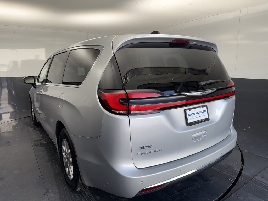 Used 2023 Chrysler Pacifica Touring image 2
