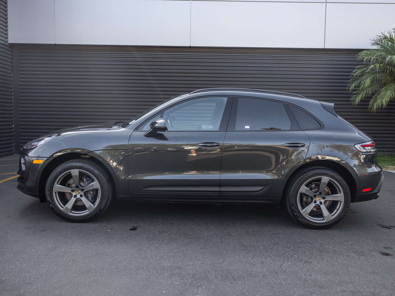 Certified 2023 Porsche Macan AWD/4WD image 2