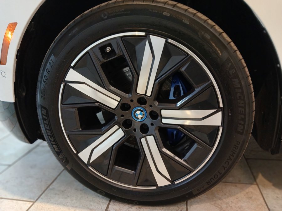 Used 2023 BMW iX xDrive50 w/ Sport Package image 33