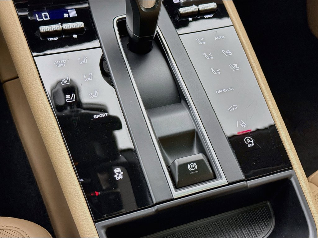 Certified 2025 Porsche Macan AWD/4WD image 21