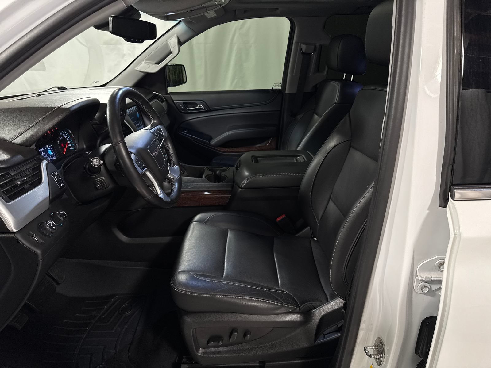 Used 2020 GMC Yukon XL SLT w/ Open Road Package AWD/4WD image 3