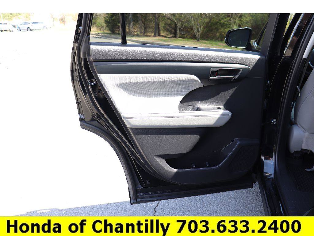 Used 2022 Toyota Highlander LE AWD/4WD image 22