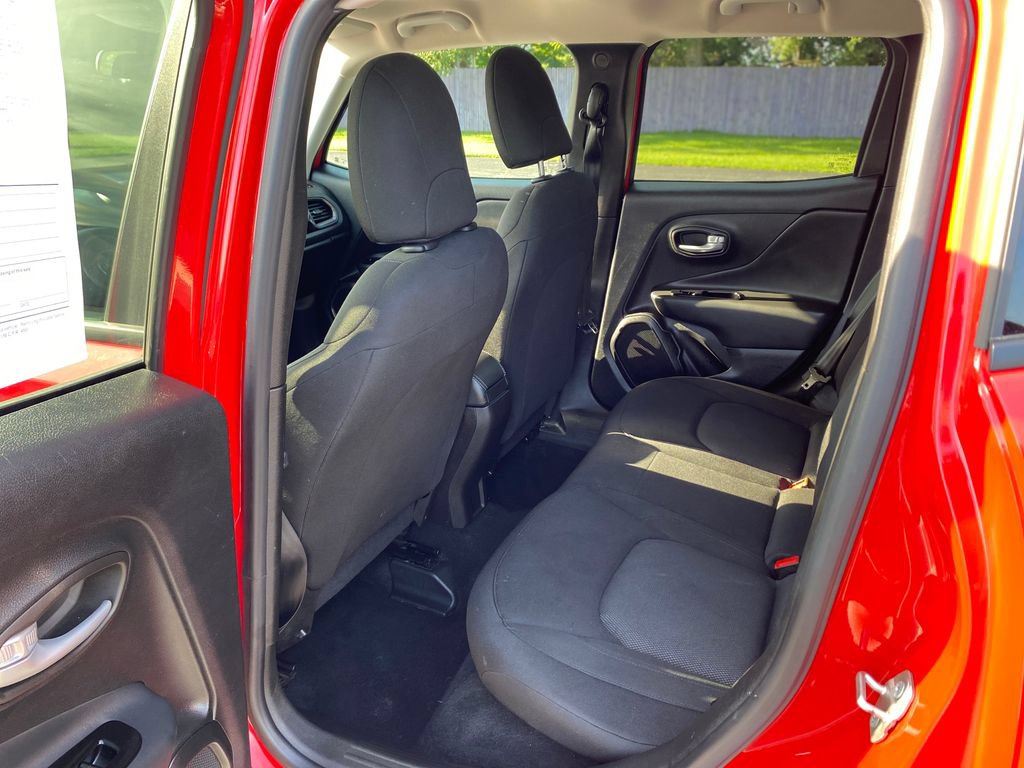 Used 2023 Jeep Renegade Latitude AWD/4WD image 18