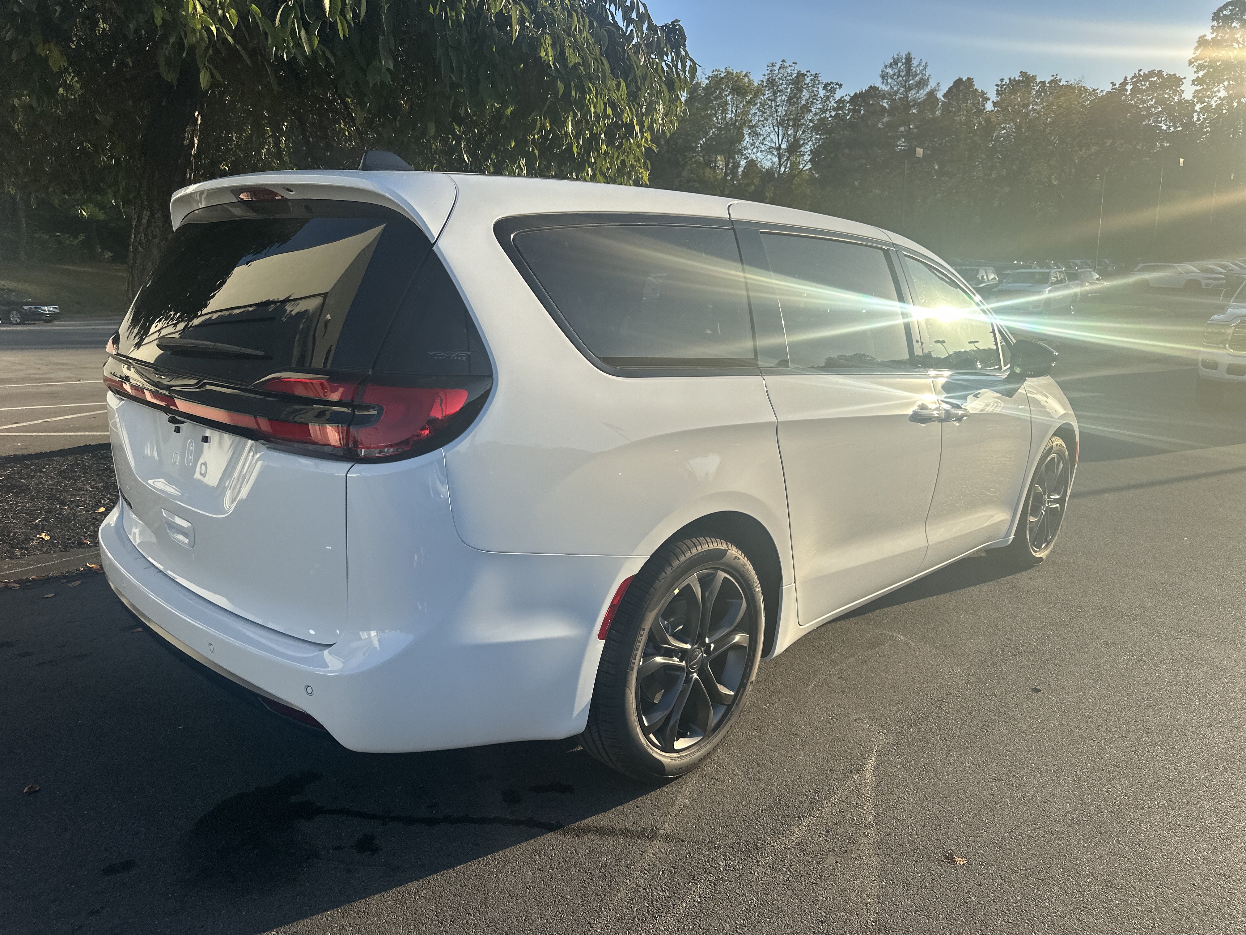 New 2026 Chrysler Pacifica Select FWD image 3