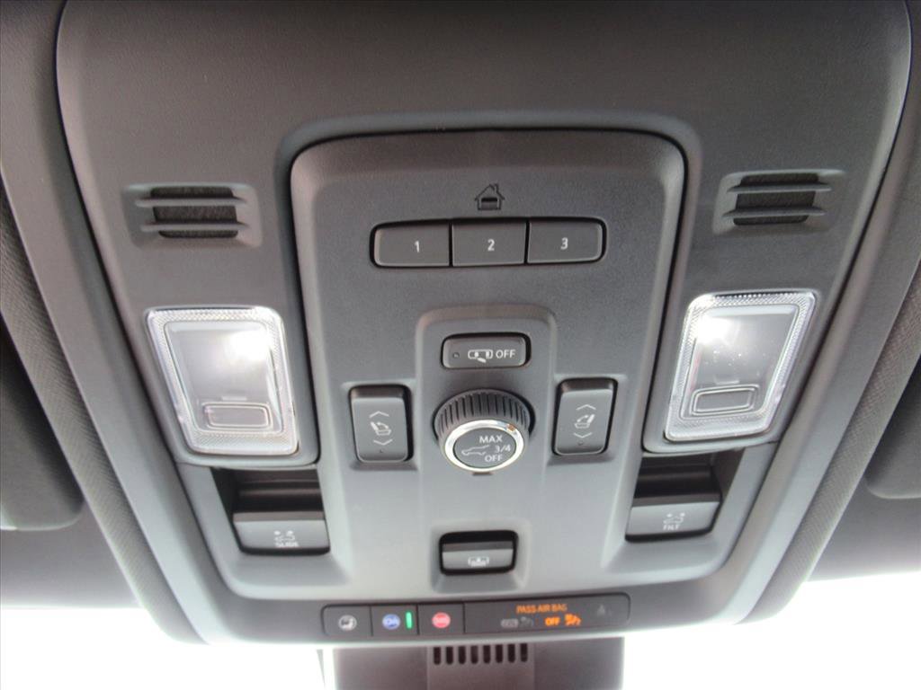 Used 2024 GMC Yukon XL SLT w/ SLT Premium Package image 28