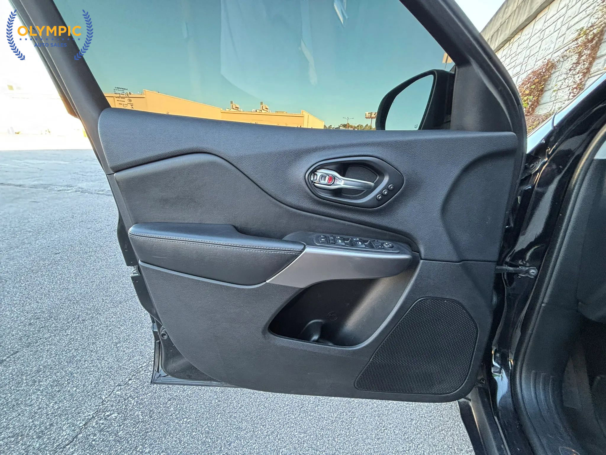 Used 2019 Jeep Cherokee Limited image 41