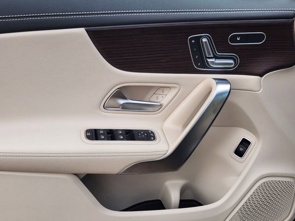 Used 2025 Mercedes-Benz CLA 250 4MATIC image 7