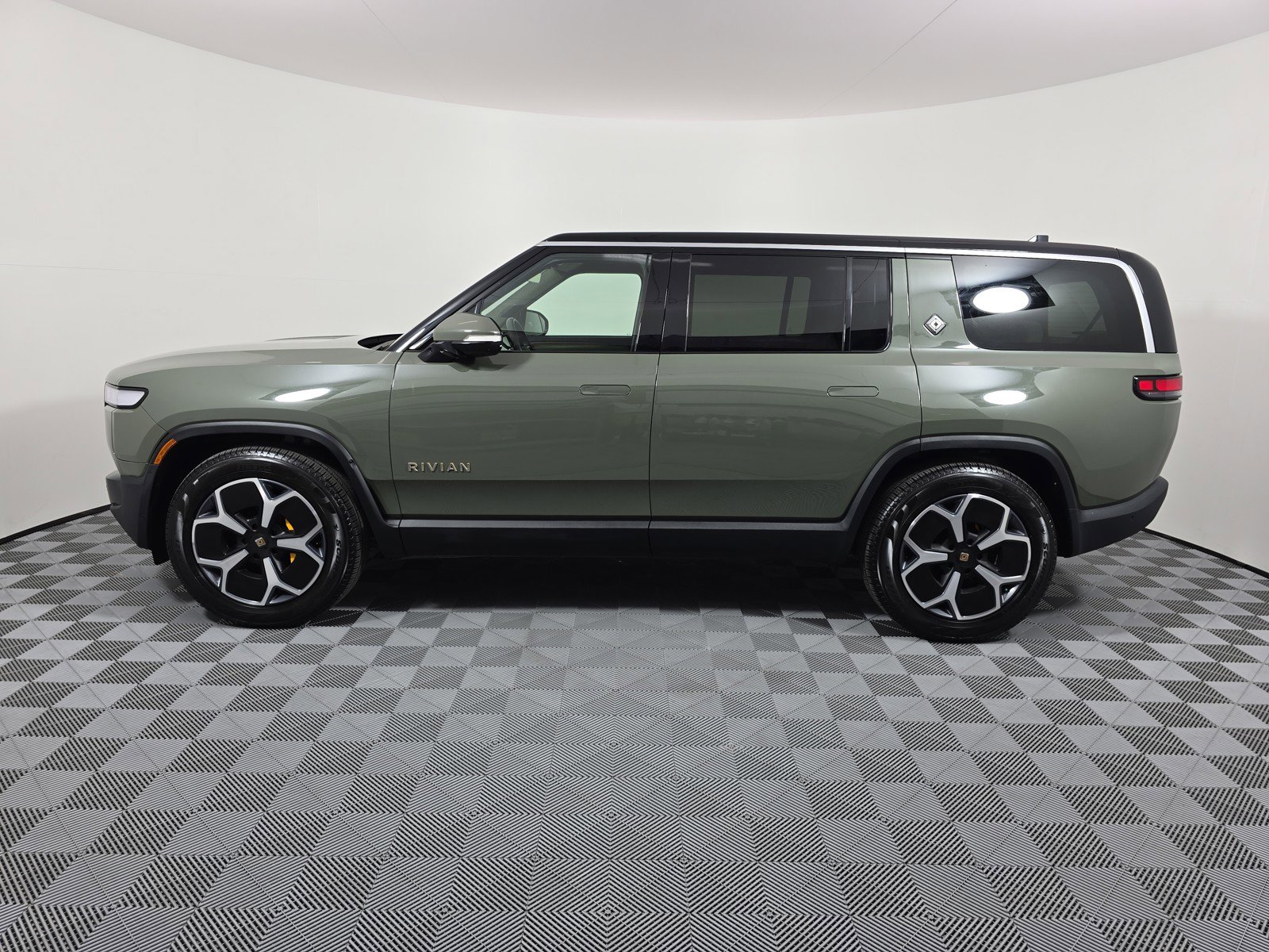 Used 2024 Rivian R1S Launch Edition AWD/4WD image 2